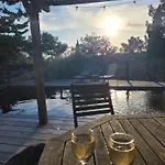 Alloggio in famiglia Jardins D'ailleurs Avec Piscine Et Terrasse Nîmes
